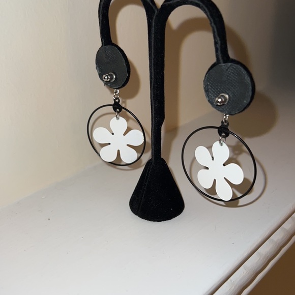 Black and White Metal Mod Retro Daisy Dangle Post & Clutch Earrings - Picture 5 of 13